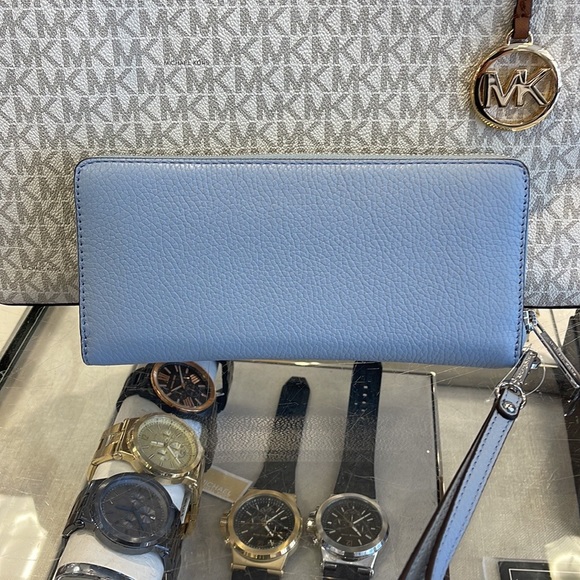 MICHAEL KORS
Leather Continental Wristlet Phone Case Wallet
Pale Blue
NWT - Picture 8 of 16